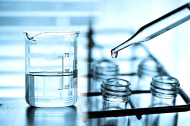 Laboratuvar araştırması, deney tüpüne sıvı bırakma. Laboratuvarda kimyasal sıvı içeren test tüpü, laboratuvar kimyası veya bilimsel araştırma ve geliştirme konsepti. 