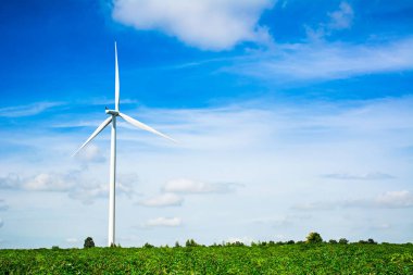 Rüzgar türbini mavi gökyüzü ile elektrik enerjisi, küresel ısınmayı kurtarmak için yenilenebilir enerji
