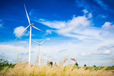 Rüzgar türbini mavi gökyüzü ile elektrik enerjisi, küresel ısınmayı kurtarmak için yenilenebilir enerji