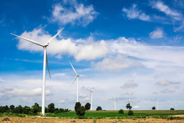 Rüzgar türbini mavi gökyüzü ile elektrik enerjisi, küresel ısınmayı kurtarmak için yenilenebilir enerji