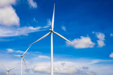 Rüzgar türbini mavi gökyüzü ile elektrik enerjisi, küresel ısınmayı kurtarmak için yenilenebilir enerji