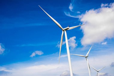Rüzgar türbini mavi gökyüzü ile elektrik enerjisi, küresel ısınmayı kurtarmak için yenilenebilir enerji