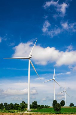 Rüzgar türbini mavi gökyüzü ile elektrik enerjisi, küresel ısınmayı kurtarmak için yenilenebilir enerji