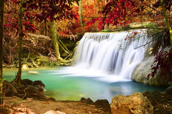 Erstaunlich Der Natur Schöner Wasserfall Bunten Herbstwald Der Herbstsaison — Stockfoto