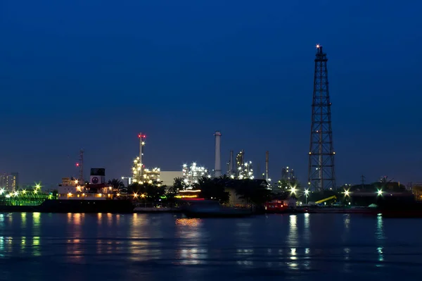 石油和天然气精炼厂 石油化工行业 黄昏时分朝前看河流 — 图库照片