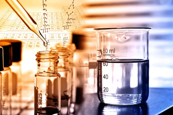 Laboratoriumglaswerk Met Chemische Vloeistof Met Laboratoriumachtergrond Concept Voor Wetenschappelijk Onderzoek — Stockfoto