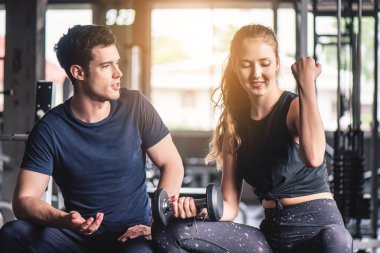 Genç ve çekici kadın spor salonundaki halterli kadın egzersizinin sinematik tonu..