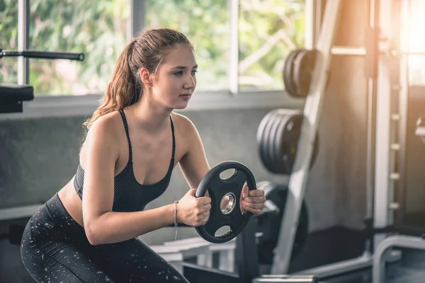 Tom Cinematográfico Exercício Jovem Mulher Fitness Atraente Com Máquina Ginásio — Fotografia de Stock