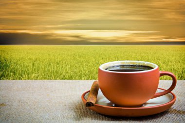 Sabah sabah güneş doğarken Espresso kahve fincanı.