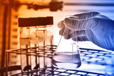 Laboratuvarda laboratuvar, bilim adamı kimyasal araştırma ve geliştirme konsepti ile bilim adamlarının elinde şişe.. 