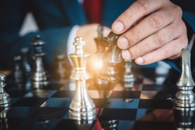 Fikirler ve rekabet ve strateji için satranç tahtası konsepti, iş başarısı konsepti, iş rekabeti planlama takım çalışması stratejik konsepti.