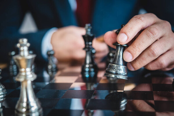 концепция шахматной настольной игры для идей и конкуренции и стратегии, концепция успеха бизнеса, планирование бизнес-конкуренции, стратегическая концепция командной работы.