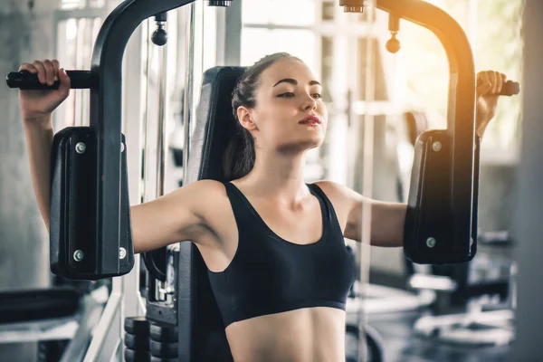 Tom Cinematográfico Exercício Jovem Mulher Fitness Atraente Com Máquina Ginásio — Fotografia de Stock