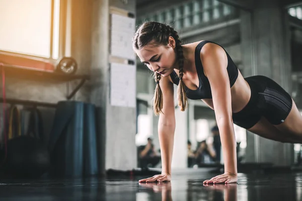 Cinematikus Hang Fiatal Vonzó Fitnesznő Testmozgás Gép Tornaterem Egyéni Sport — Stock Fotó