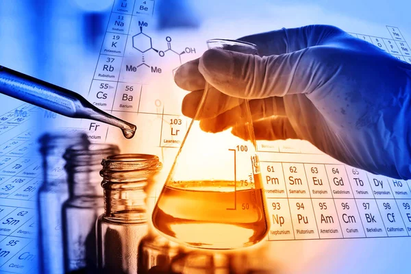 Hand Van Een Wetenschapper Met Kolf Met Laboratoriumglaswerk Chemische Laboratoriumachtergrond — Stockfoto