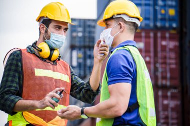 Coronavirus krizi sırasında voronavirüsü korumak için işe girmeden önce Covid 19 virüsünü dijital termometreyle tarayın. Mühendis endüstrisi ve fabrika konsepti. 