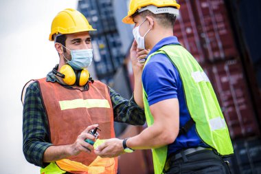 Coronavirus krizi sırasında voronavirüsü korumak için işe girmeden önce Covid 19 virüsünü dijital termometreyle tarayın. Mühendis endüstrisi ve fabrika konsepti. 