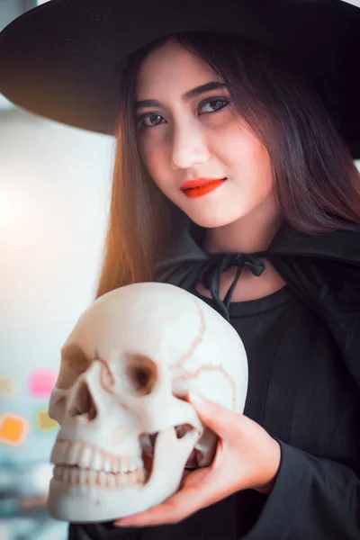 Attractive Beautiful Asian Woman Dressed Witch Holding Skull Hand Sitting — Stock Photo, Image