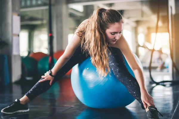 Cinematikus Hang Fiatal Vonzó Fitnesz Testmozgás Labda Tornateremben Egyéni Sport — Stock Fotó