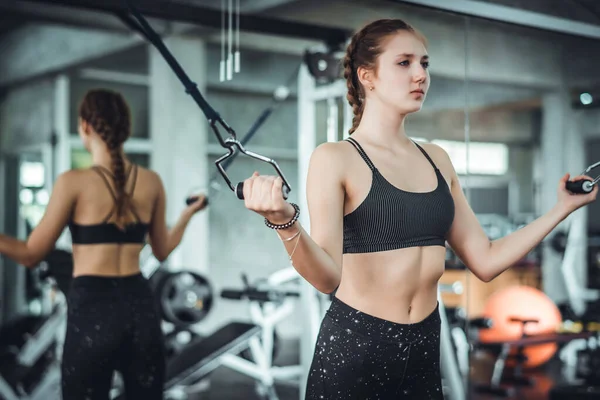 Tom Cinematográfico Exercício Jovem Mulher Fitness Atraente Com Máquina Ginásio — Fotografia de Stock