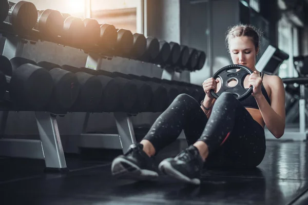 年轻迷人的健身女子在健身房用哑铃进行运动的电影基调 适合身体肌肉的个人运动促进健康生活理念 — 图库照片