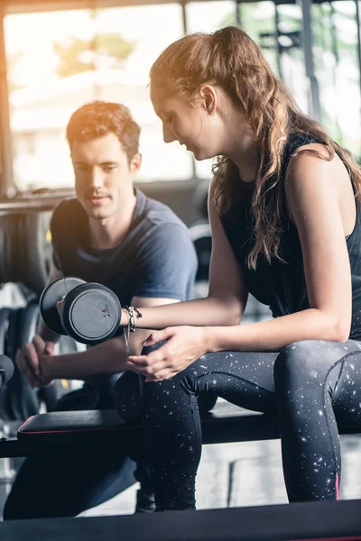 Cinematikus Hang Fiatal Vonzó Fitness Testmozgás Súlyzóval Által Edző Edzőteremben — Stock Fotó