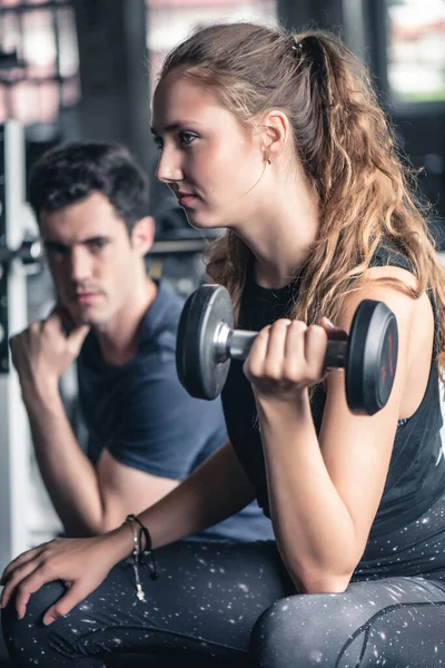 Cinematikus Hang Fiatal Vonzó Fitness Testmozgás Súlyzóval Által Edző Edzőteremben — Stock Fotó