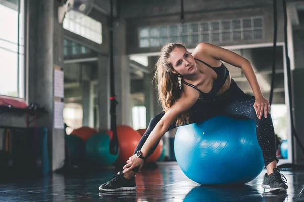 Cinematic Tone Young Attractive Fitness Woman Exercise Machine Gym Healthy — Stock Photo, Image