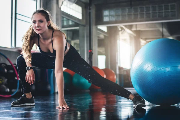 Tom Cinematográfico Exercício Jovem Mulher Fitness Atraente Com Máquina Ginásio — Fotografia de Stock