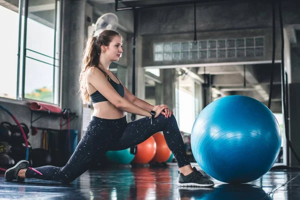 Tom Cinematográfico Exercício Jovem Mulher Fitness Atraente Com Máquina Ginásio — Fotografia de Stock