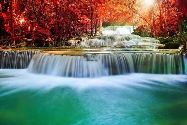 令人惊奇的自然 美丽的瀑布落在五彩缤纷的秋天森林里的秋天 — 图库照片