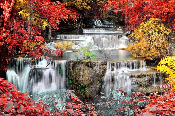 Erstaunlich Der Natur Schöner Wasserfall Bunten Herbstwald Der Herbstsaison — Stockfoto