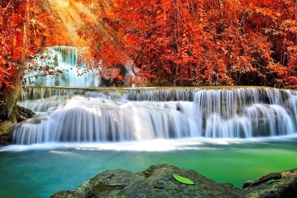 Erstaunlich Der Natur Schöner Wasserfall Bunten Herbstwald Der Herbstsaison — Stockfoto