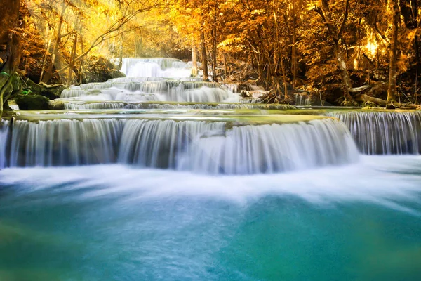 Csodálatos Természetben Gyönyörű Vízesés Színes Őszi Erdőben Őszi Szezonban — Stock Fotó