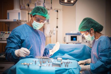 Hastane ameliyathanesindeki bir grup doktor ya da cerrah Coronavirus ya da covid-19 krizi sırasında kalp atış hızını gösteriyor. Tıbbi konsept.. 