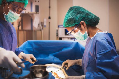 Hastane ameliyathanesindeki bir grup doktor ya da cerrah Coronavirus ya da covid-19 krizi sırasında kalp atış hızını gösteriyor. Tıbbi konsept.. 