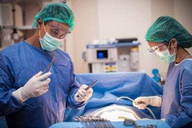 Hastane ameliyathanesindeki bir grup doktor ya da cerrah Coronavirus ya da covid-19 krizi sırasında kalp atış hızını gösteriyor. Tıbbi konsept.. 