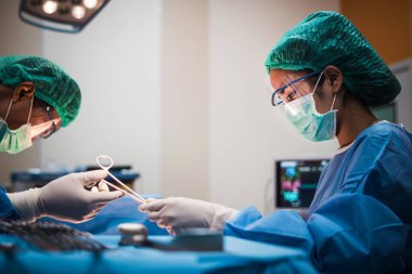 Hastane ameliyathanesindeki bir grup doktor ya da cerrah Coronavirus ya da covid-19 krizi sırasında kalp atış hızını gösteriyor. Tıbbi konsept.. 