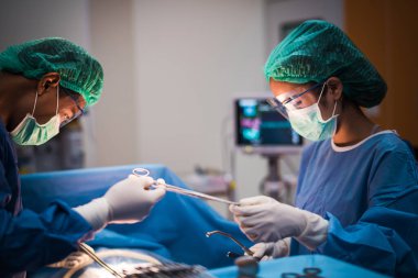 Hastane ameliyathanesindeki bir grup doktor ya da cerrah Coronavirus ya da covid-19 krizi sırasında kalp atış hızını gösteriyor. Tıbbi konsept.. 
