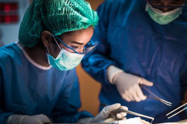 Hastane ameliyathanesindeki bir grup doktor ya da cerrah Coronavirus ya da covid-19 krizi sırasında kalp atış hızını gösteriyor. Tıbbi konsept.. 