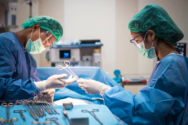 Hastane ameliyathanesindeki bir grup doktor ya da cerrah Coronavirus ya da covid-19 krizi sırasında kalp atış hızını gösteriyor. Tıbbi konsept.. 