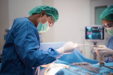 Hastane ameliyathanesindeki bir grup doktor ya da cerrah Coronavirus ya da covid-19 krizi sırasında kalp atış hızını gösteriyor. Tıbbi konsept.. 