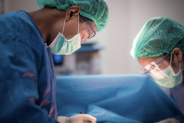 Hastane ameliyathanesindeki bir grup doktor ya da cerrah Coronavirus ya da covid-19 krizi sırasında kalp atış hızını gösteriyor. Tıbbi konsept.. 