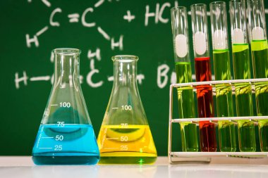 Laboratuvar geçmişi, bilimsel araştırma ve geliştirme kavramına sahip kimyasal sıvı içeren laboratuvar bardakları. 