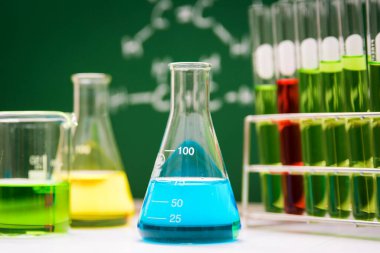 Laboratuvar geçmişi, bilimsel araştırma ve geliştirme kavramına sahip kimyasal sıvı içeren laboratuvar bardakları. 