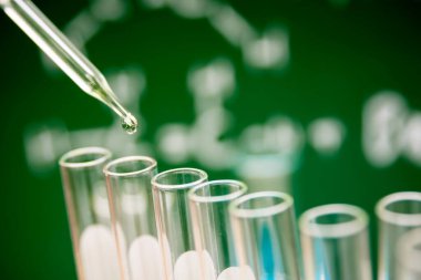 Kimyasal laboratuvar arka planında test tüplerine sıvı atmak, bilim laboratuvarı araştırma ve geliştirme konsepti