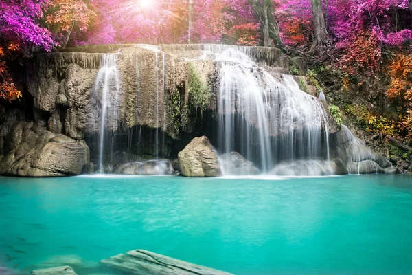 Verbazingwekkend Natuur Prachtige Waterval Bij Kleurrijk Herfstbos Het Najaar — Stockfoto