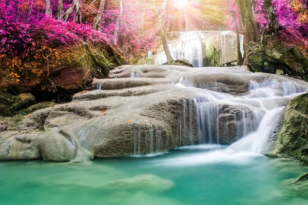 Doğada inanılmaz, sonbahar mevsiminde renkli sonbahar ormanlarında güzel şelale.  