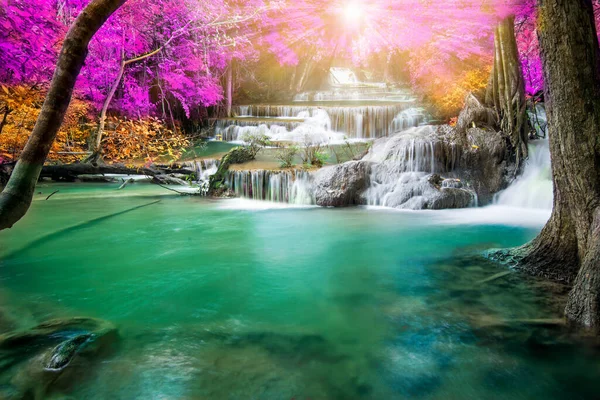 Csodálatos Természetben Gyönyörű Vízesés Színes Őszi Erdőben Őszi Szezonban — Stock Fotó