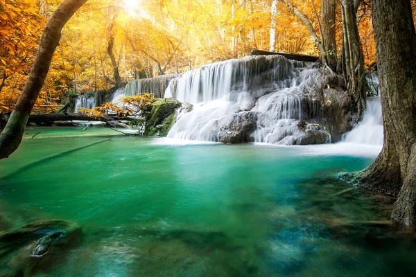 Verbazingwekkend Natuur Prachtige Waterval Bij Kleurrijk Herfstbos Het Najaar — Stockfoto